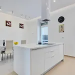 Light In דירה