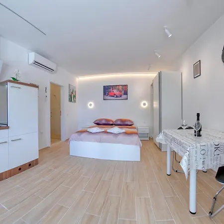 Apartament Light In *